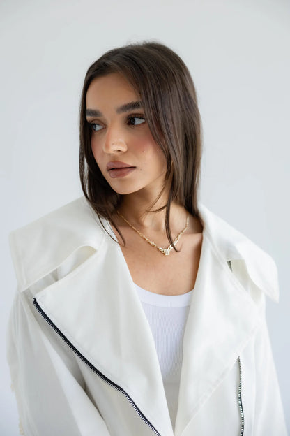 Wide notched collar detail